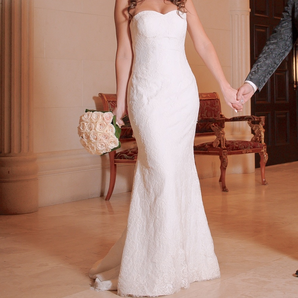 Robert Bullock Bridal Gown Size 6, excellent condition.